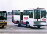 Veículo aeroportuário com carroceria Amélia preparado para a TAM, para apoio ao embarque e desembarque de passageiros de aeronaves Fokker; à esquerda, um Ciferal Tocantins da SATA (fonte: Alvaro Gonzalez Rodriguez).