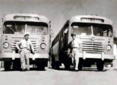 Dois carros da Empresa de Ônibus de Santa Isabel, da cidade paulista de mesmo nome, fotografados na primeira metade dos anos 50 (fonte: João Marcos Turnbull / onibusnostalgia).