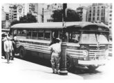 Carro da Empresa de Ônibus Guarulhos, fotografado na década de 50 no centro da capital paulista (fonte: portal saopauloantiga).