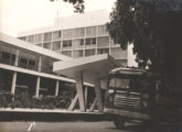 Ônibus Caio diante do moderníssimo terminal rodoviário de Niterói (RJ), inaugurado em 1953 (fonte: Ivonaldo Holanda de Almeida).