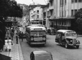 Ônibus Caio e lotação de fabricante não identificado circulam pelo Centro de Vitória (ES) no início da década de 50 (fonte: Ivonaldo Holanda de Almeida).