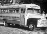 Caminhão International 1950-52 com carroceria rodoviária tipo lotação na frota da Viação Duarte, ligando o Oeste de Minas Gerais a Belo Horizonte (fonte: site inbustransportonibus).