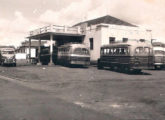 Três Ford com carroceria Caio prestando serviço rodoviário em Frutal (MG) na década de 50; à direita vê-se a traseira de um Grassi (fonte: Ivonaldo Holanda de Almeida).