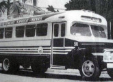 Ônibus sobre chassi Ford F-600 1951 no serviço rodoviário entre São Paulo e Minas Gerais. Note a evolução das janelas com relação aos modelos anteriores.
