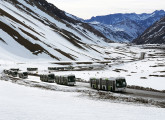 Parte da frota de articulados Mondego-Volvo cruzando os Andes, no inverno, a caminho do Chile.