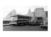 Uma das primeiras carrocerias Carbrasa, sobre chassi sueco Volvo com motor dianteiro, na praia do Flamengo, Rio de Janeiro (fonte: Arquivo Público do Estado de São Paulo).