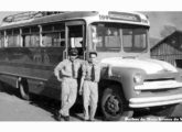 Rara imagem de um Carbrasa rodoviário com janelas duplas sobre caminhão Chevrolet nacional do início da década de 60; a foto aparentemente registra a entrega do veículo novo em alguma cidade do atual estado de Mato Grosso do Sul (fonte: Ivonaldo Holanda de Almeida).