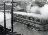 Um urbano Carbrasa da Empresa de Ônibus Vila Paulina vence enchente, em 1970, no bairro de Vila Prudente, São Paulo (SP) (foto: Antônio Danilevic).