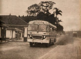 Carbrasa-Volvo na rodovia Raposo Tavares, atendendo à linha São Roque-São Paulo (SP) em 1957 (foto: O Cruzeiro).