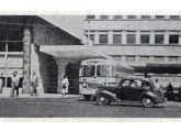 Um Carbrasa-Volvo deixa a antiga estação rodoviária doRio de Janeiro (RJ) no início de 1956 (foto: Automóveis & Acessórios).