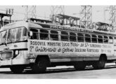 Carbrasa-Volvo da Viação Cidade do Aço trazendo faixa comemorativa da inauguração, em janeiro de 1958, da rodovia BR-57 (atual BR-393), ligando Volta Redonda a Três Rios (RJ) (fonte:portal ciadeonibus).
