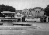 Carbrasa do Expresso Brasileiro, nos anos 50 estacionado na praça da Matriz - seu ponto de parada de Jundiaí (SP) (fonte: Ivonaldo Holanda de Almeida / Expresso Brasileiro Histórico).