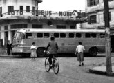A Carbrasa se esmerou na concepção de ônibus exóticos, como este rodoviário de pequenas janelas e largas colunas sobre chassi Volvo de motor sob o piso, estacionado diante da estação rodoviária de Mogi das Cruzes (SP) (fonte: Tibor Jablonsky).