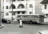 Carbrasa-Volvo da Rodoviária A. Matias circulando entre os bairros do Grajaú e Engenho Novo, na Zona Norte do Rio de Janeiro (RJ), em janeiro de 1960 (fonte: Marcelo Prazs / Arquivo Nacional).