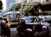 Um Carbrasa-Volvo circulando pela avenida Rio Branco, via central do Rio de Janeiro (RJ), nos anos 50.