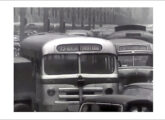 Carbrasa-Volvo no caótico trânsito carioca do início dos anos 50 em cena de filme de Jean Manzon; à sua direita, um lotação Metropolitana.