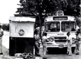 Um Carbrasa carioca da empresa Paranapuan (possivelmente em chassi Chevrolet), aguarda em seu ponto final na Ilha do Governador (fonte: Willian Moura / onibusdorio).