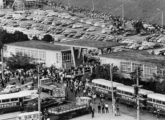 Frota de ônibus Chevrolet-Carbrasa para o transporte de trabalhadores aguarda o final do turno junto a uma das portarias da fábrica Volkswagen de São Bernardo do Campo (fonte: portal nacionalbus).