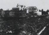 Ônibus Carbrasa sobre chassi Volvo sendo rebocado num atoleiro na estrada Belém-Bragança, no Pará, em 1966 (fonte: Volvo).