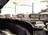 Ao centro, dois Carbrasa-LP na rampa de acesso ao viaduto de Madureira, no Rio de Janeiro (RJ), em 1971 (fonte: Madureira: Ontem & Hoje).