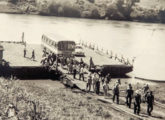 Carbrasa-LPO do Expresso Nordeste, de Campo Mourão, durante travessia de balsa no interior paranaense na década de 70 (fonte: Revista Abrati).