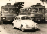 Dois Carbrasas da empresa Transporte Albion, de Duque de Caxias (RJ), fotografados em fevereiro de 1969; note a diferença das grades dos dois carros - à esquerda a mais antiga, com 15 barras horizontais, e à direita com 11 horizontais (e as nove verticais, agora visíveis) (fonte: Marcelo Prazs / Arquivo Nacional).