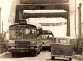 Outro ônibus da Albion (com o modelo de grade mais recente) cruza em 1969 a velha ponte do rio Meriti, divisa entre Duque de Caxias e São João de Meriti (RJ); ao fundo, um Metropolitana com motor traseiro (fonte: Marcelo Prazs / Duque de Caxias que Passou).