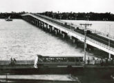 Um Carbrasa LPO de 1969 é fotografado diante da ponte de São Francisco, em SãoLuís (MA), pouco depois de sua inauguração, em fevereiro de 1970 (fonte: IBGE / Minha Velha São Luís).