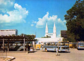 Cartão postal de Teresina (PI) mostrando dois 333-LPO no terminal da Praça Conselheiro Saraiva, no Centro da cidade; note os diferentes logotipos dos dois carros, indicando ser aquele ao centro o mais recente (fonte: Jorge A. Ferreira Jr.).