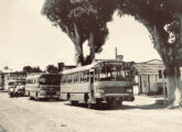 Carbrasa-LPO do Expresso Beiradão, de Belém (PA), atendendo à linha para a ilha de Mosqueiro; logo atrás, surpreendentemente, um ônibus Hennemann (fonte: Ricardo Campbell / nostalgiabelém).