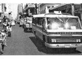 Fotografia divulgada pela Scania mostrando desfile de seus caminhões em cidade não identificada, liderado pelo primeiro Carbrasa Flamingo produzido, montado sobre chassi da marca (fonte: Jorge A. Ferreira Jr.).