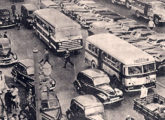 Em segundo plano, Carbrasa-Volvo no trânsito carioca do início da década de 50 (fonte: Marcelo Prazs / rionibusantigo).