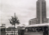 Carbrasa Volvo e lotação Metropolitana trafegando diante do prédio histórico da ferrovia Central do Brasil, no Rio de Janeiro (RJ), em meados dos anos 50 (fonte: Arquivo Nacional).