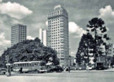 Um urbano Carbrasa circula pelo centro de Curitiba (PR) em 1959.