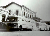 Três Carbrasa do Expresso Brasileiro aguardam a partida na estação terminal de Poços de Caldas (foto: Décio Alves de Moraes; fonte: Ivonaldo Holanda de Almeida / Expresso Brasileiro Histórico).