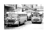 Cena urbana paulistana do final dos anos 50: Volvo-Carbrasa, papa-filas FNM com reboque Grassi e Mercedes-Benz LP nacional com carroceria Caio Bossa Nova.
