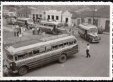 Quatro ônibus da Empresa Rodoviária Albino, de Cornélio Procópio (PR), cruzam a cidade de Ribeirão do Pinhal (SP) em agosto de 1957; todos trazem carrocerias Cardoso - dois com mecânica Ford 1948-50, um Volvo da mesma época e, à frente, um em chassi não identificado (fonte: Ivonaldo Holanda de Almeida). 