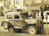 Jeep Willys 1955, montado no Brasil ainda com componentes importados. O carro da foto, equipado com capota Carraço, foi conduzido por três escoteiros brasileiros num raid entre São Paulo e o Alasca (fonte: 4x4).