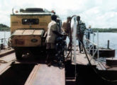 O mesmo jipe numa das muitas travessias do rio Nilo; também neste caso foi utilizado o artifício do bagageiro externo (fonte: O Globo).