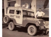 Jeep com capota Carraço como carro de som da rede de Lojas Buri; a fotografia foi tomada em São Manuel (SP), em 1959 (fonte: Pepi Scharinger / dudelamonica)
