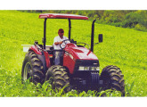 Trator médio Farmall 80, nacionalizado no início de 2010.