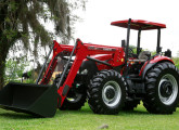 Trator Falmall 80 equipado com pá carregadeira L560, com capacidade para 1.900 kg.
