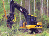 Escavadeira hidráulica 320D em versão equipada para exploração florestal.