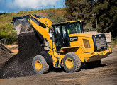 924K, de 11,5 t e 137 cv, a menor pá carregadeira na linha Caterpillar 2015.