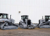 Três tratores D8 na cor cinza comemorativa dos 100 anos da Caterpillar, comemorados em 2025.