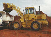 Pá-carregadeira sobre pneus 930T, de 9,7 t, com motor Cat de 115 cv; foi lançada em 1991.