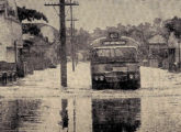 Urbano Cermava da Madureira Auto Ônibus enfrentado inundação num subúrbio carioca em setembro de 1960 (fonte: Marcelo Prazs / Diário da Noite).