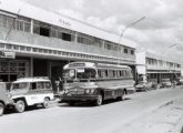 Um ônibus Cermava em chassi Mercedes-Benz LP-321 fotografado na avenida W3 Sul, Brasília (DF), em 1960 (fonte: Ivonaldo Holanda de Almeida).