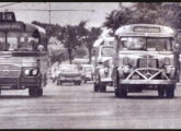 Em 1962, no Rio de Janeiro (RJ), um ônibus Cermava e dois lotações (à frente um Pilares) (foto: O Cruzeiro).