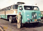 Papa-filas com carroceria Cermava 1963, tracionado por cavalo-mecânico FNM, utilizado no transporte de trabalhadores da CBT.